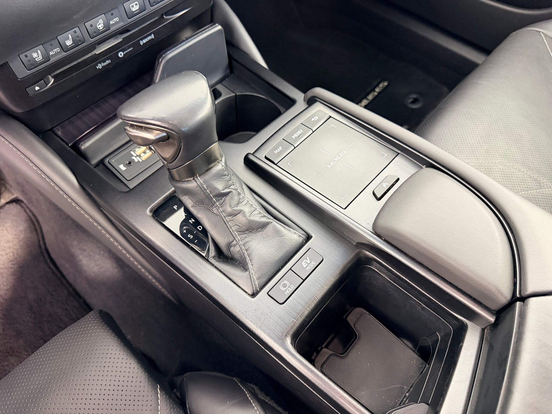 Used 2020 Lexus ES 300h w/ Luxury Package FWD image 17