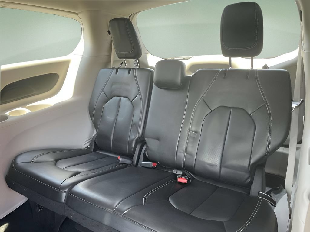 Used 2023 Chrysler Pacifica Touring-L FWD image 12