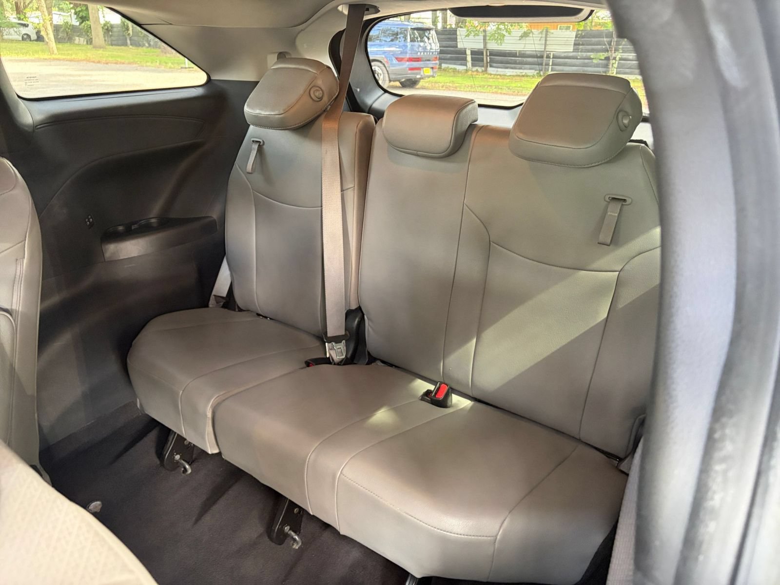 Used 2025 Toyota Sienna XLE FWD image 31