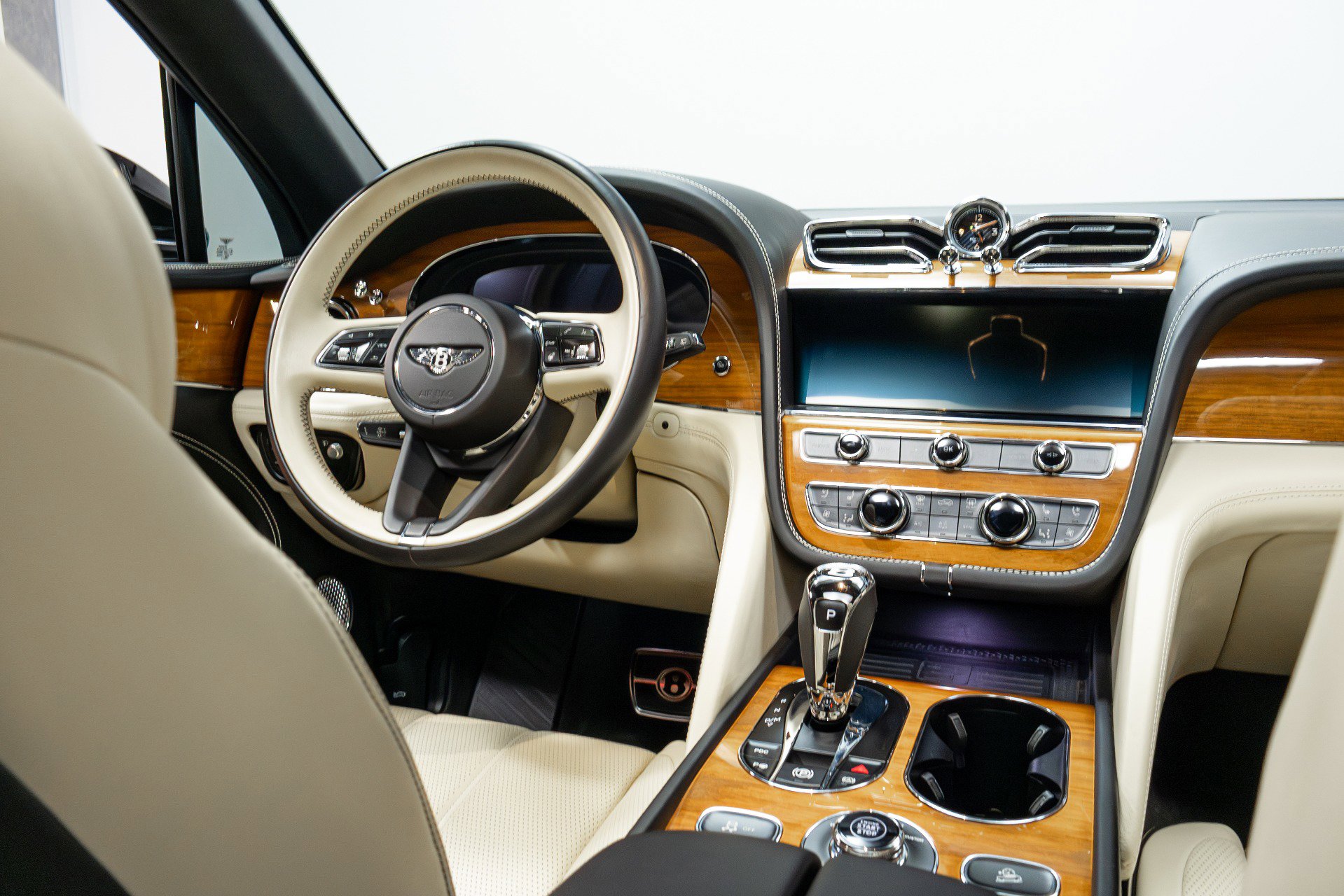 Used 2021 Bentley Bentayga w/ First Edition Specification AWD/4WD image 35