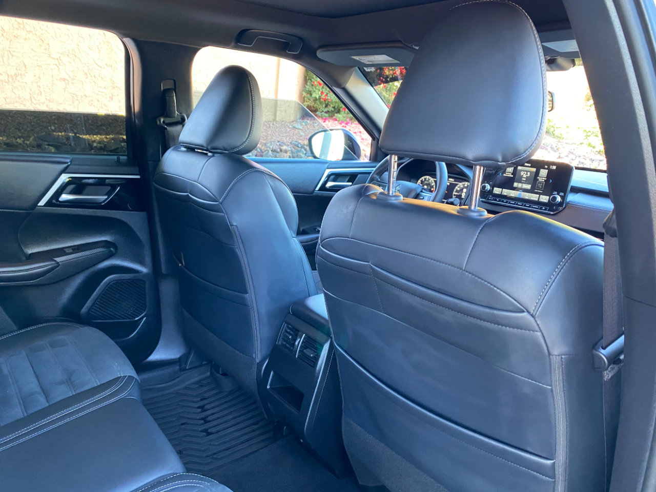 Used 2024 Mitsubishi Outlander SE Black Edition image 52