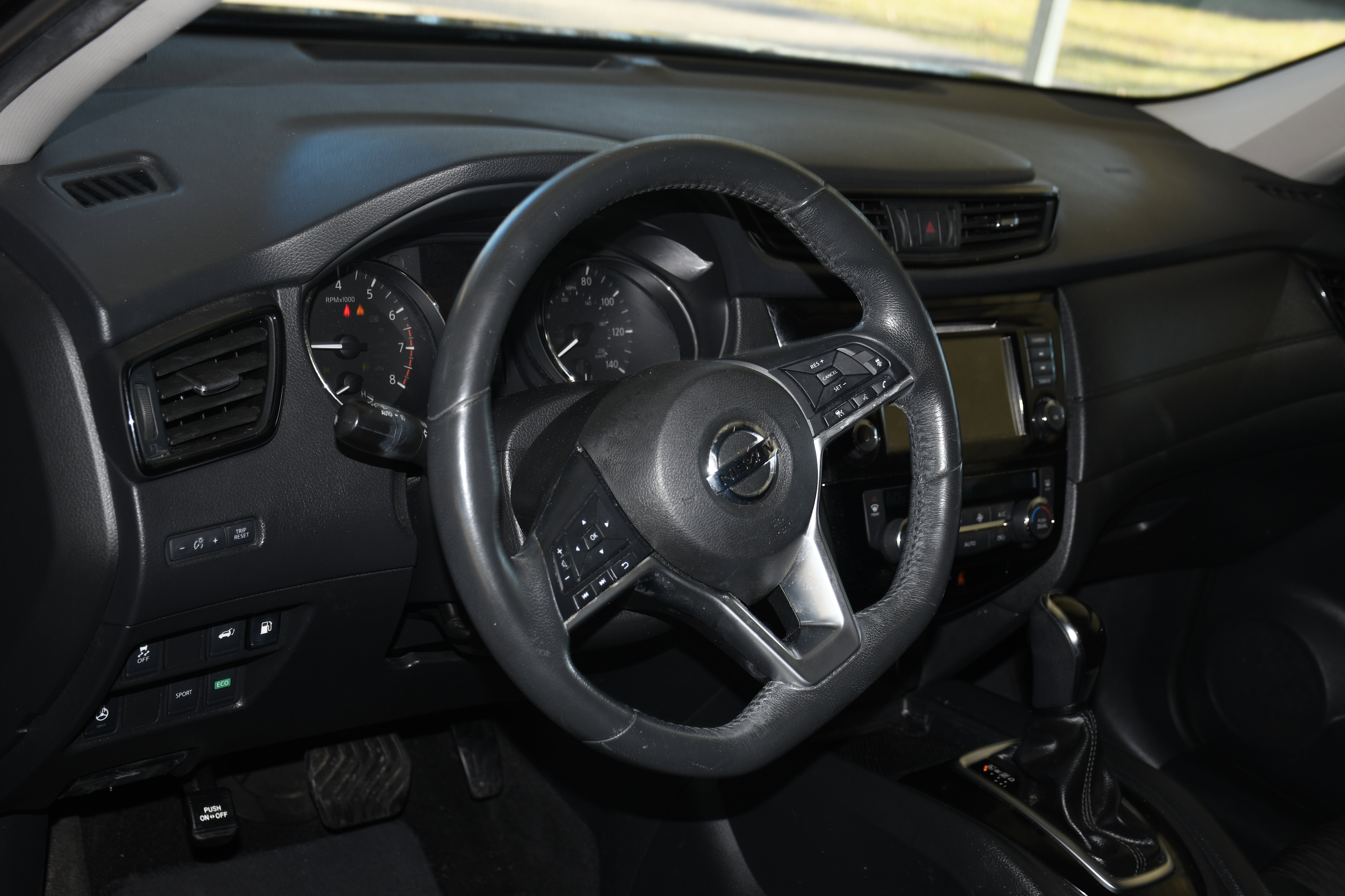 Used 2018 Nissan Rogue SV w/ Premium Package image 8