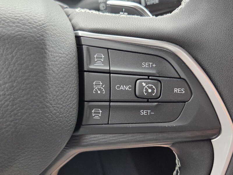 Used 2026 Jeep Grand Cherokee Laredo AWD/4WD image 32