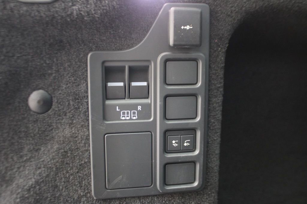 Certified 2024 Land Rover Discovery Dynamic SE image 30