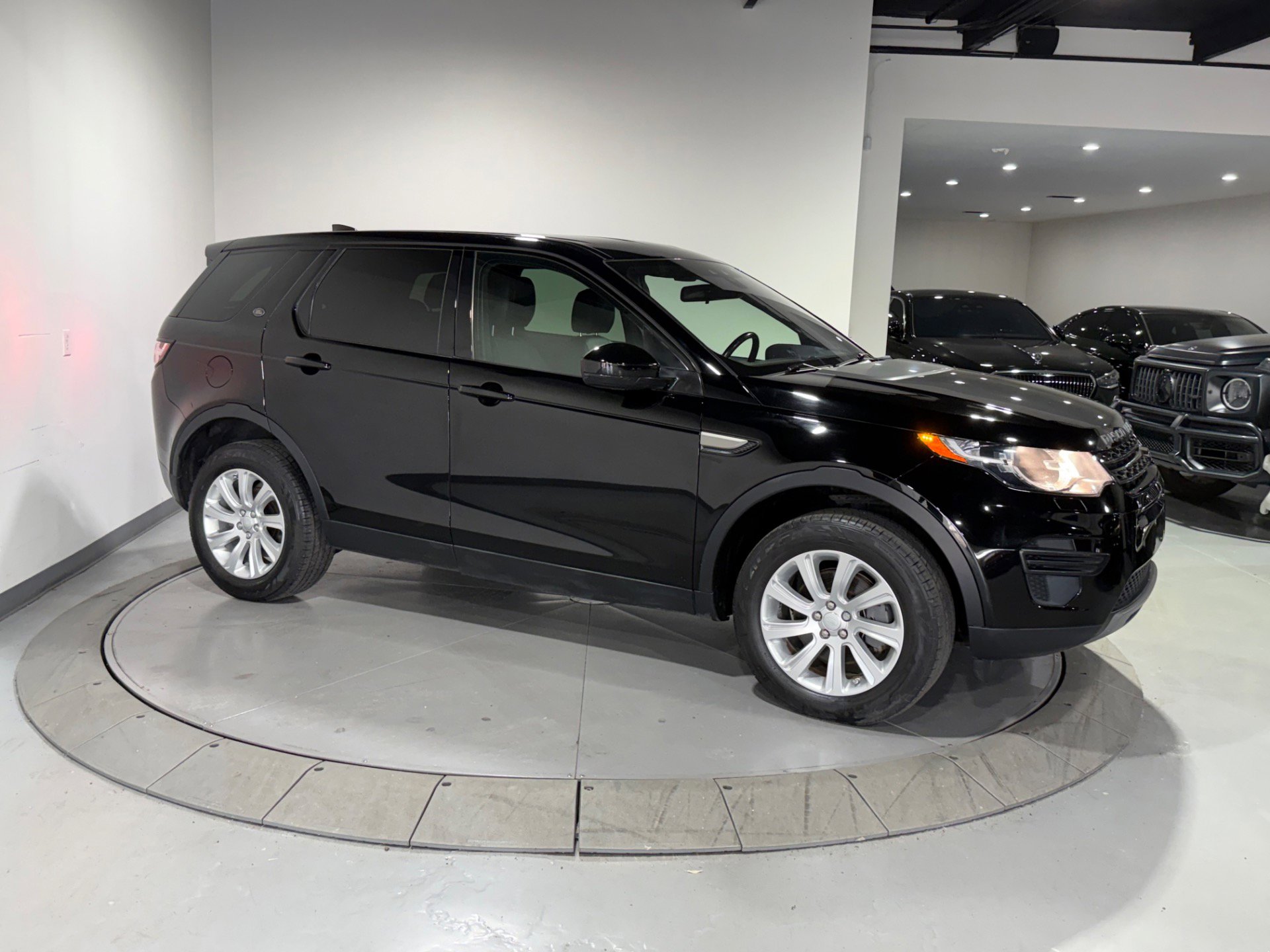 Used 2018 Land Rover Discovery Sport SE AWD/4WD image 7
