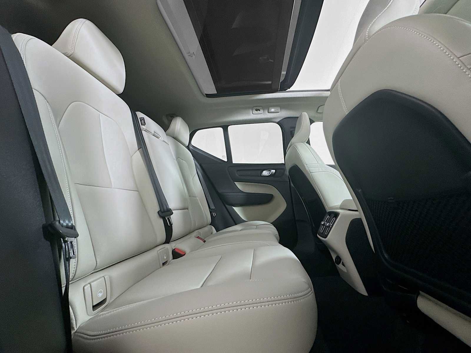 Used 2025 Volvo XC40 B5 Plus w/ Climate Package image 26