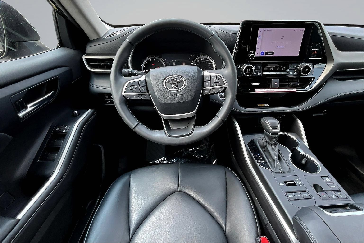 Used 2024 Toyota Highlander XLE AWD/4WD image 7