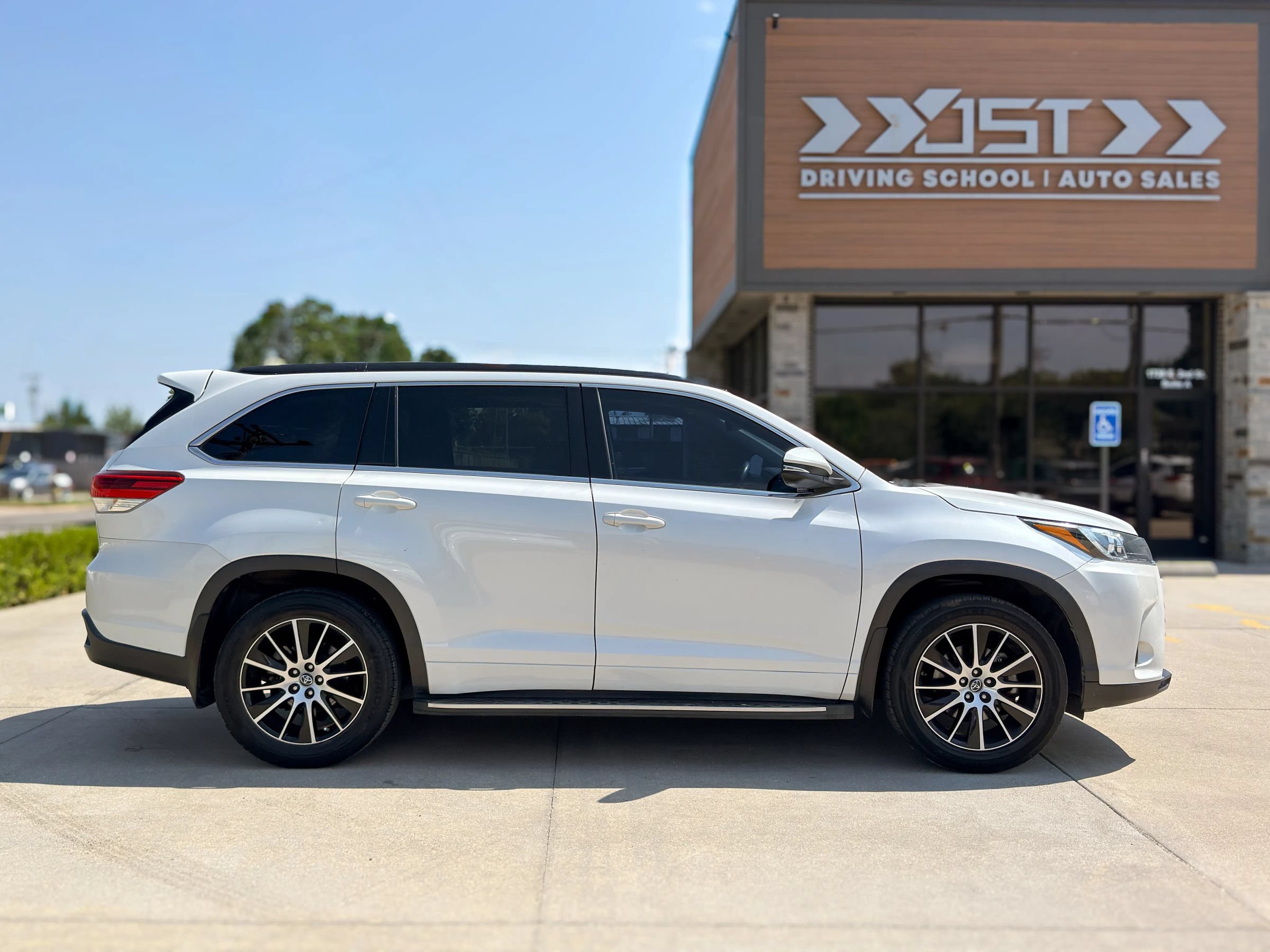 Used 2017 Toyota Highlander XLE FWD image 9