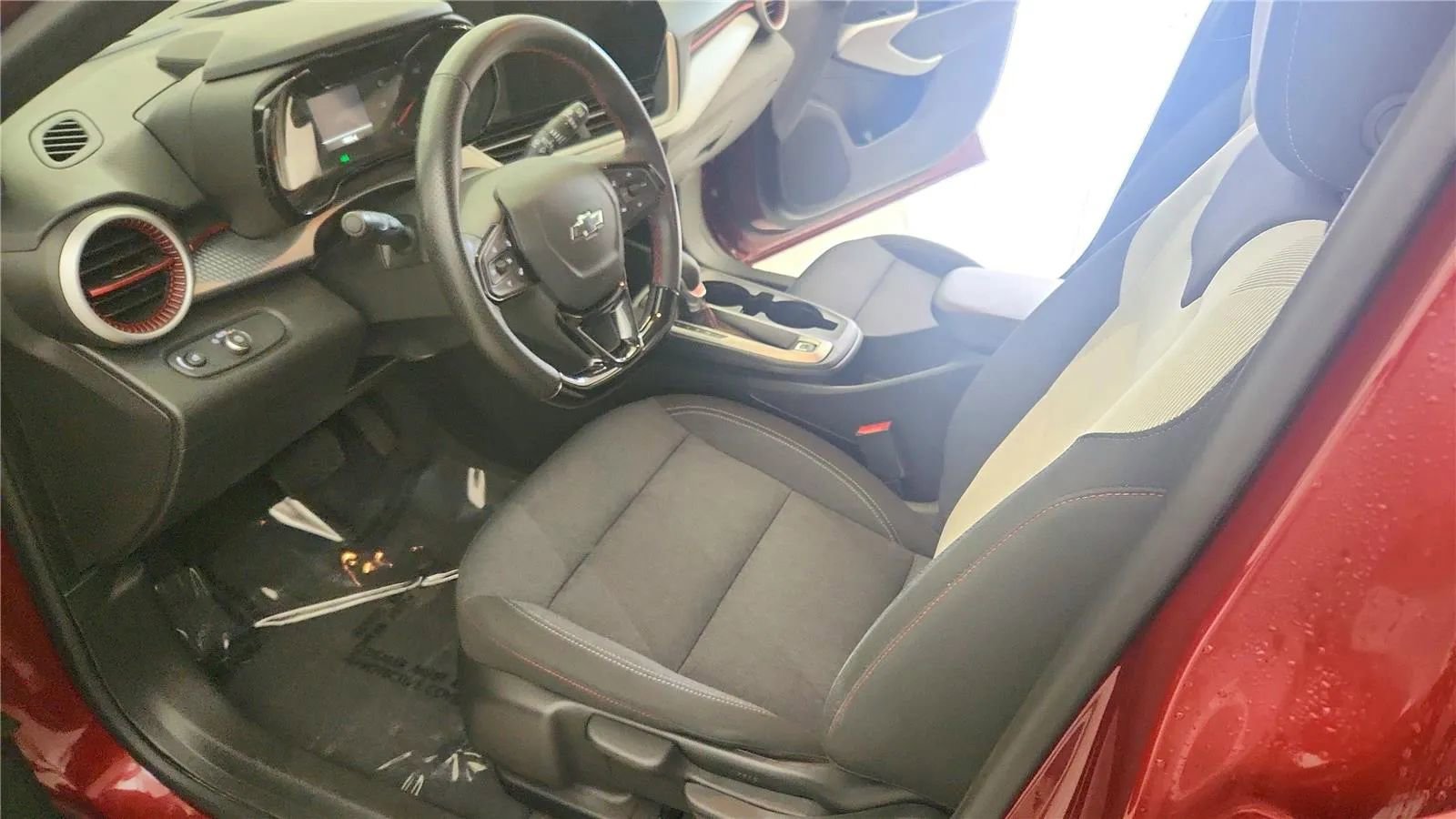 Used 2025 Chevrolet Trax RS w/ Driver Confidence Package FWD image 21