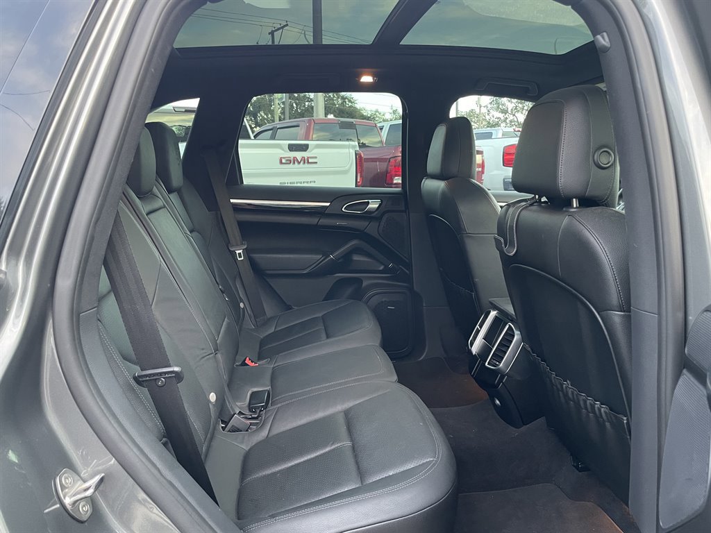 Used 2014 Porsche Cayenne Diesel Platinum Edition image 22
