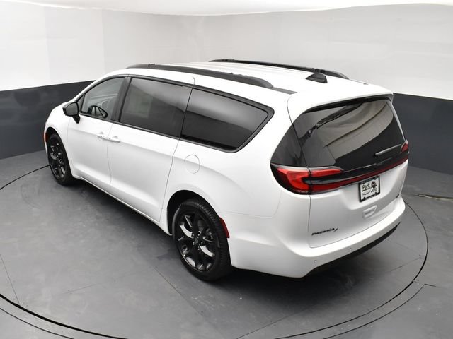 New 2026 Chrysler Pacifica Select w/ S Appearance Package AWD/4WD image 16