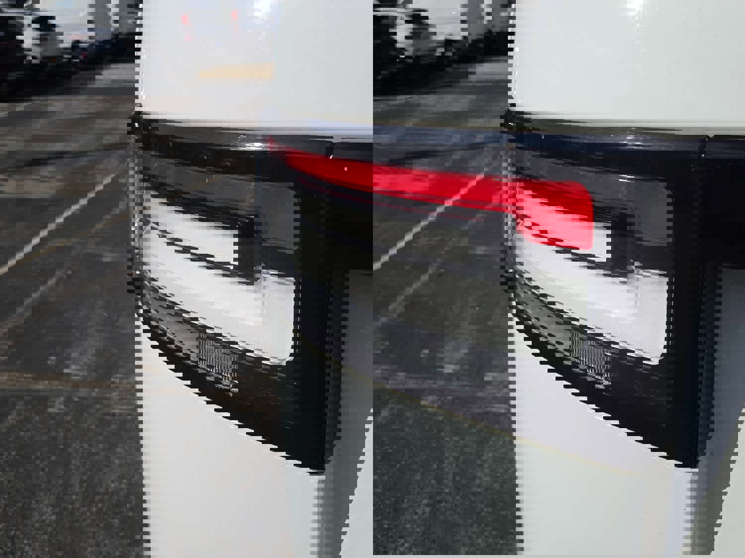 Used 2017 Land Rover Discovery SE image 9