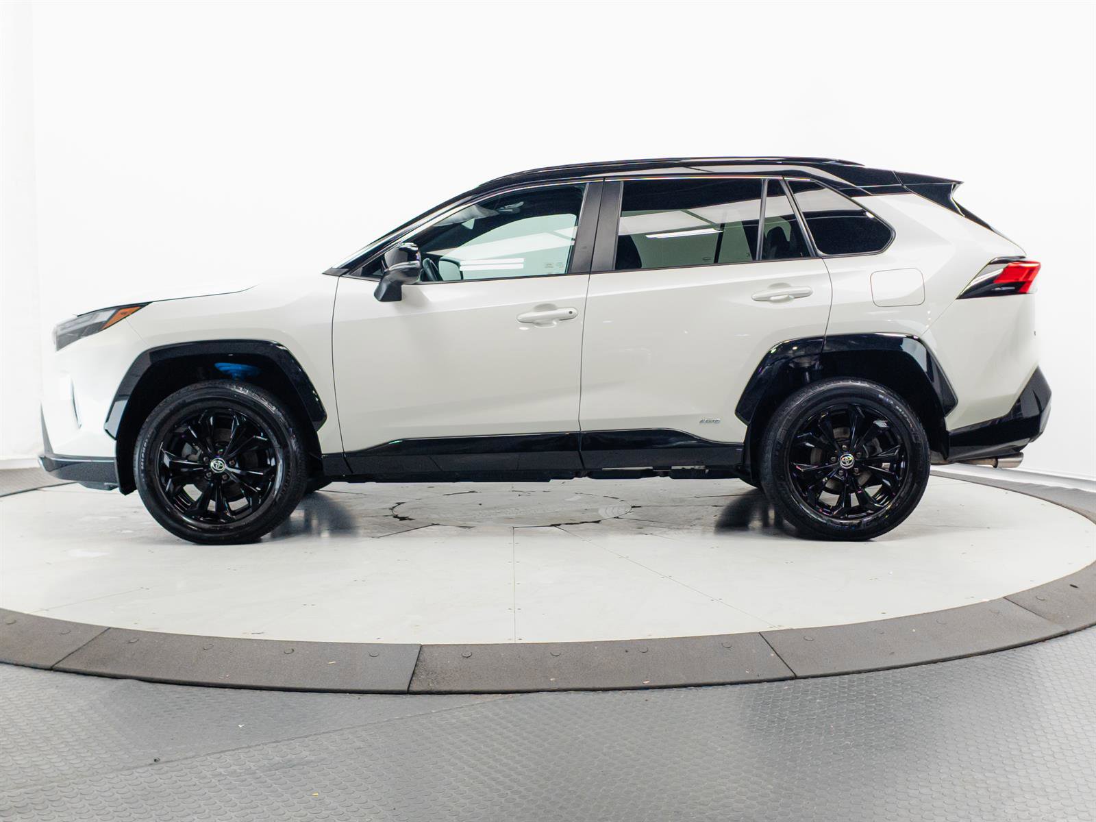 Certified 2022 Toyota RAV4 XSE w/ XSE Grade Weather Package AWD/4WD image 8