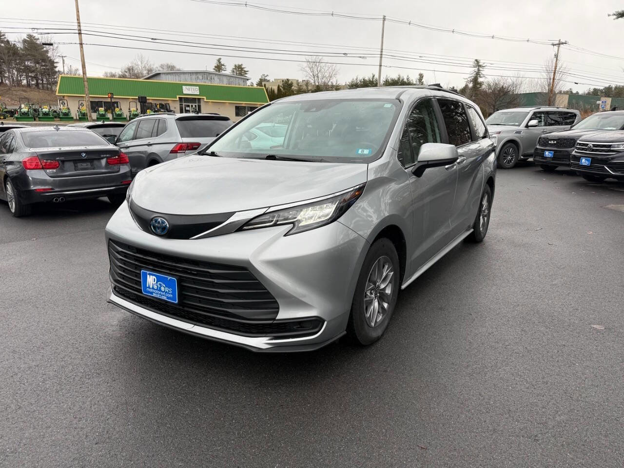 Used 2023 Toyota Sienna LE image 2