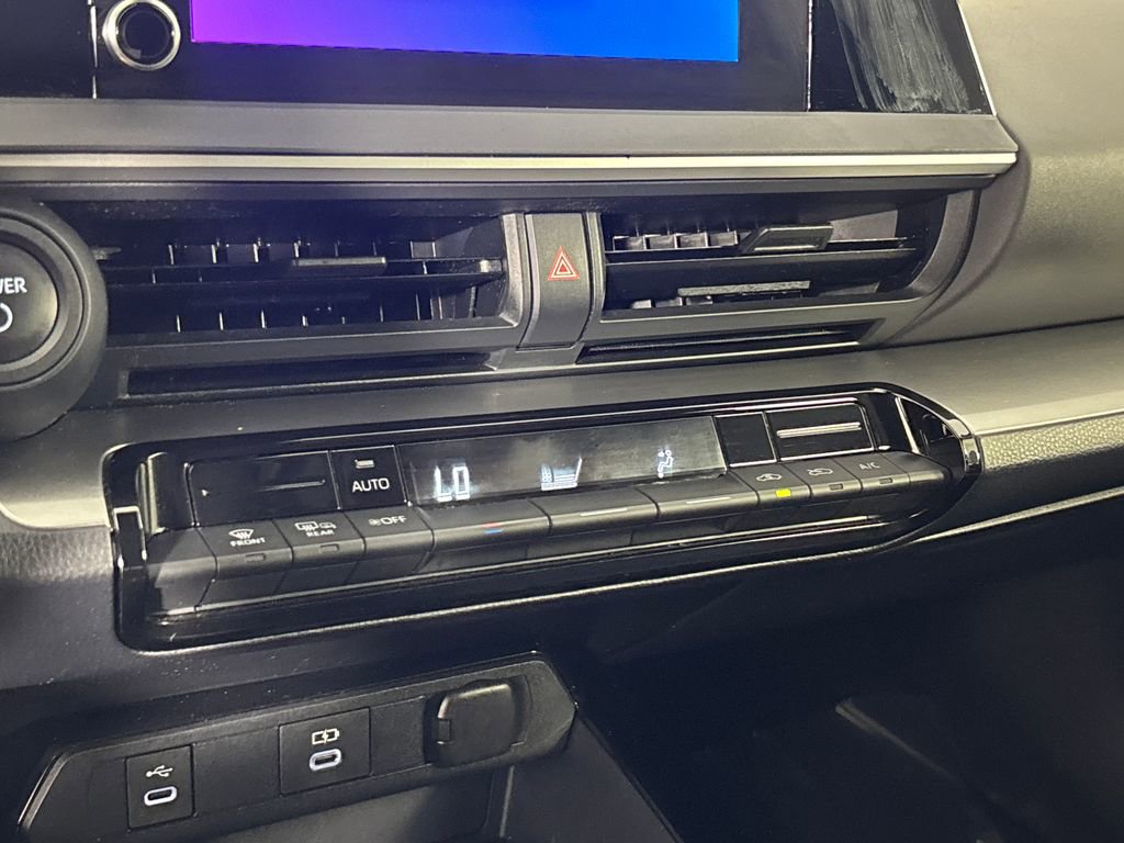 Used 2024 Toyota Prius LE image 19