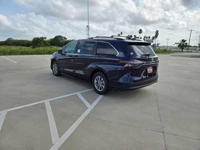 New 2026 Toyota Sienna LE FWD image 5