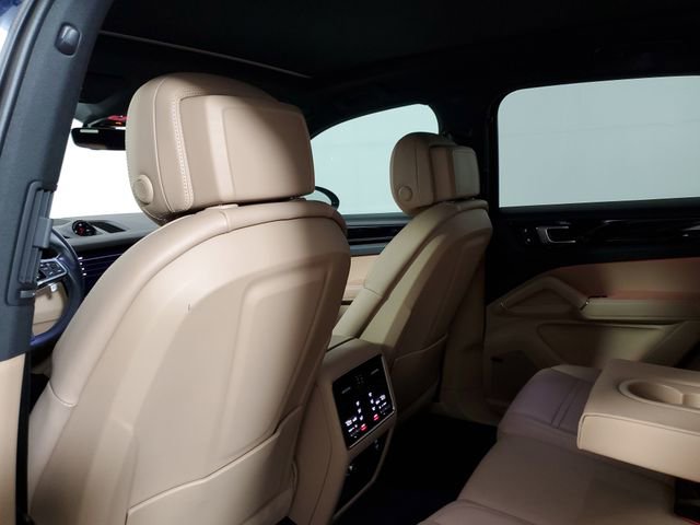 Used 2022 Porsche Cayenne w/ Premium Package image 11