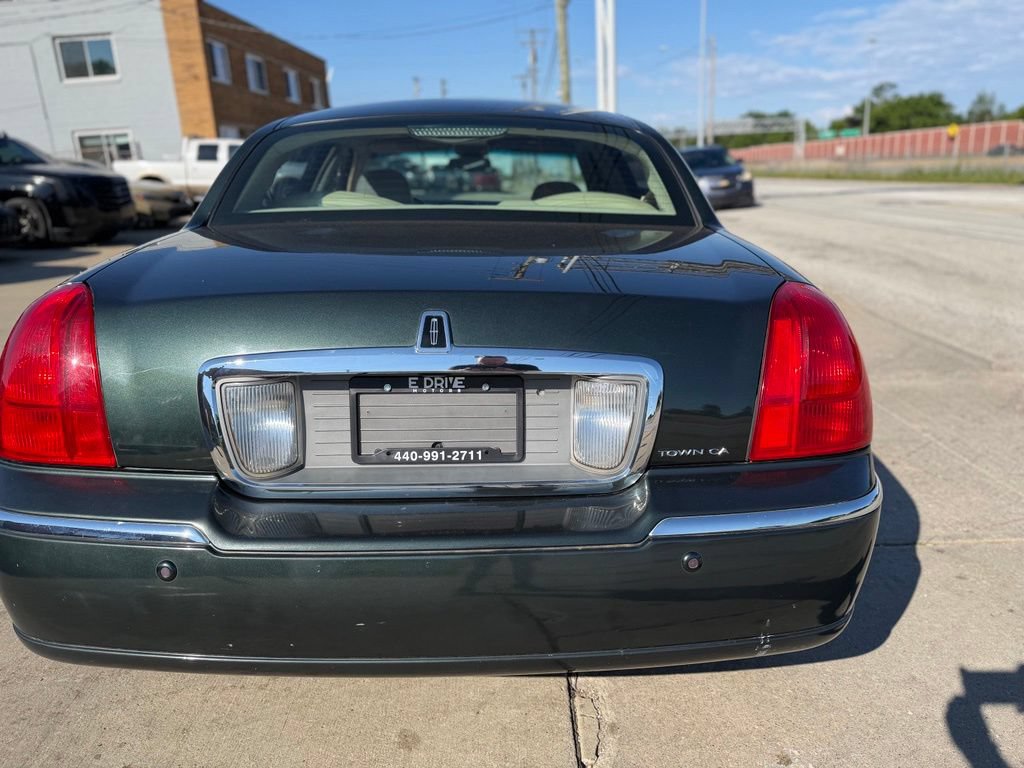 Used 2003 Lincoln Town Car Signature RWD image 6