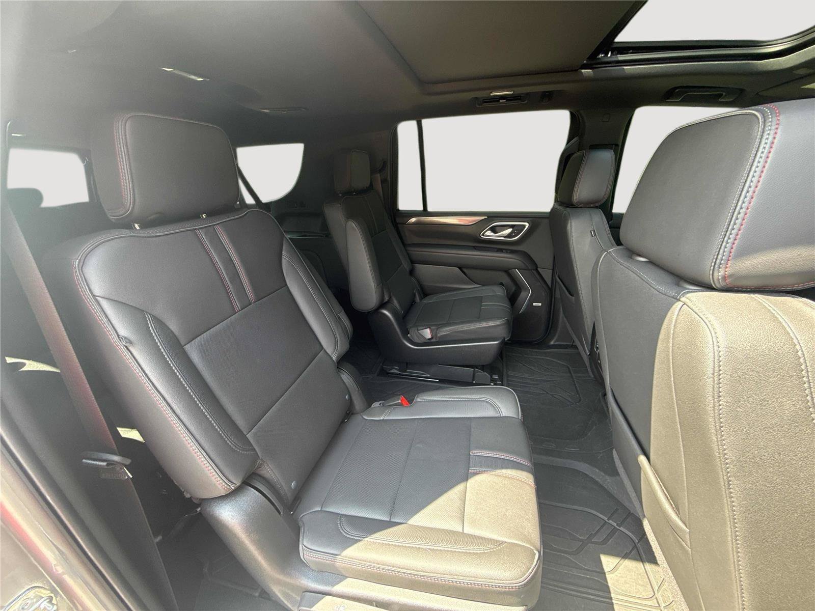 Used 2024 Chevrolet Suburban RST w/ Luxury Package AWD/4WD image 30