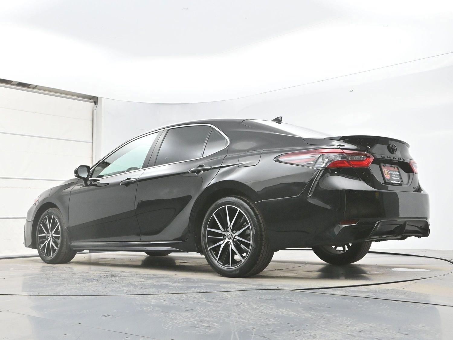 Used 2024 Toyota Camry SE image 29