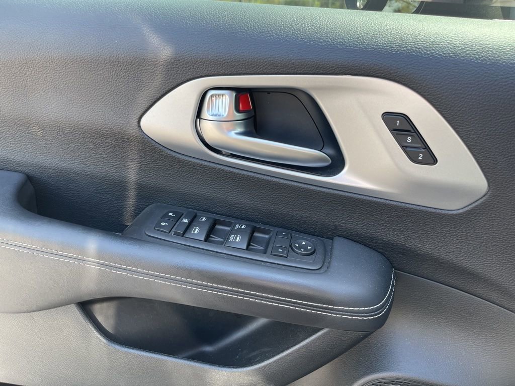 Used 2023 Chrysler Pacifica Touring-L w/ S Appearance Package image 21