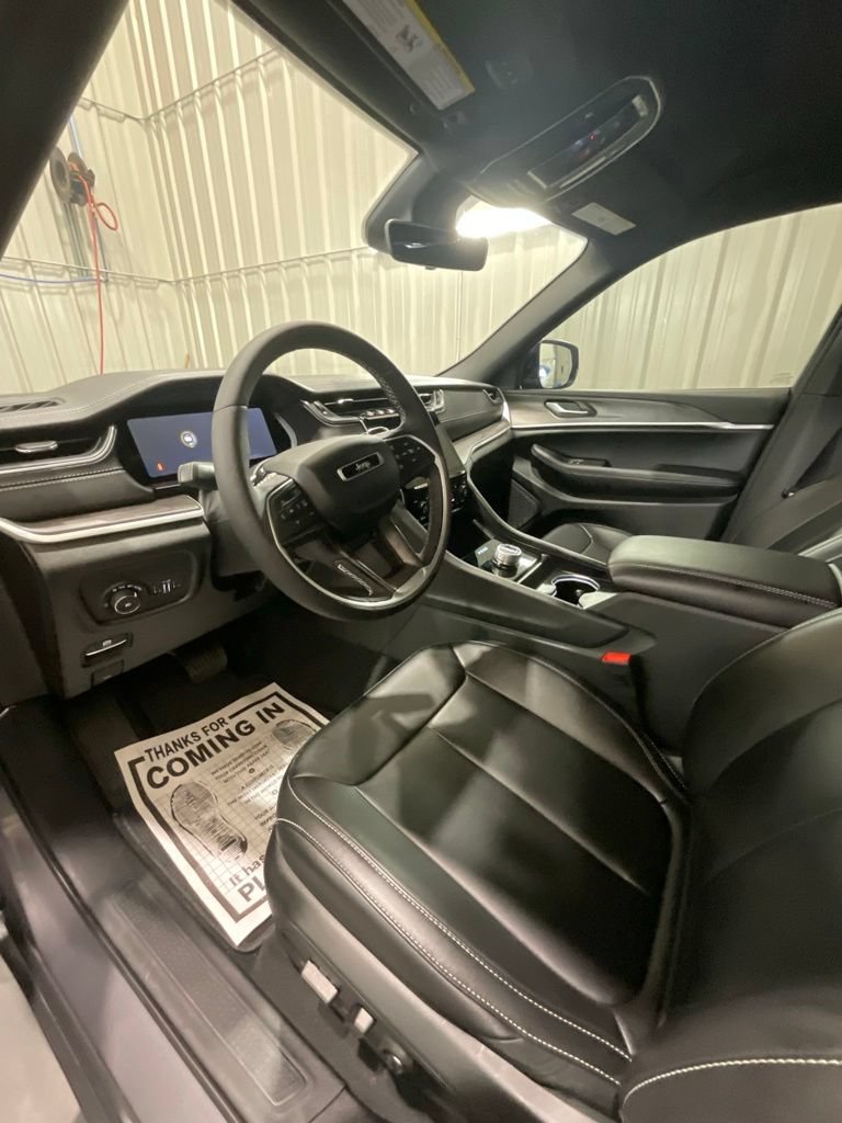 Used 2025 Jeep Grand Cherokee Limited w/ Black Appearance Package RWD image 9