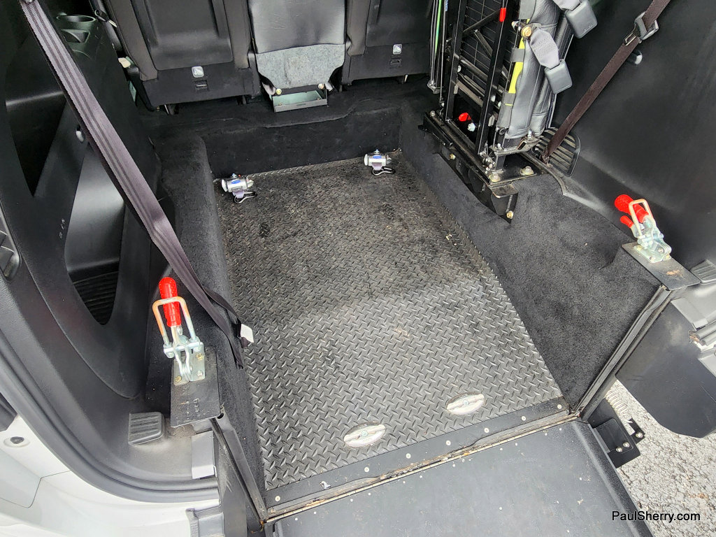 Used 2024 Chrysler Pacifica Touring FWD image 3