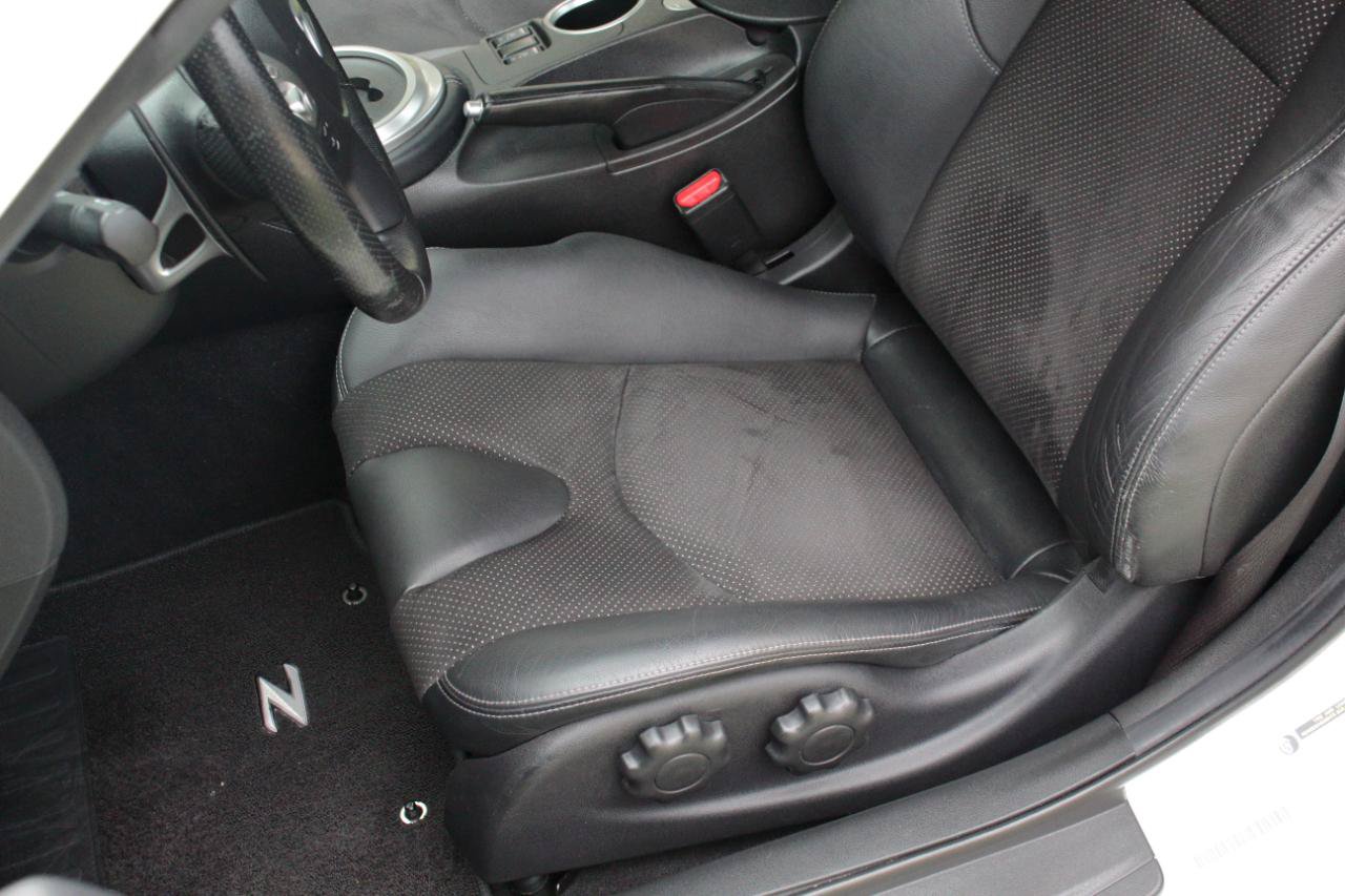 Used 2009 Nissan 370Z Touring RWD image 43