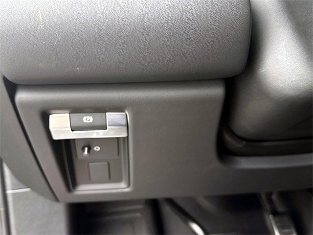 Used 2025 Land Rover Defender 110 image 28