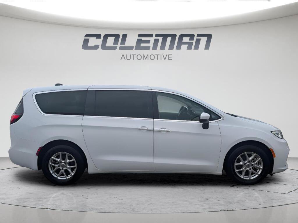 Used 2023 Chrysler Pacifica Touring-L FWD image 4