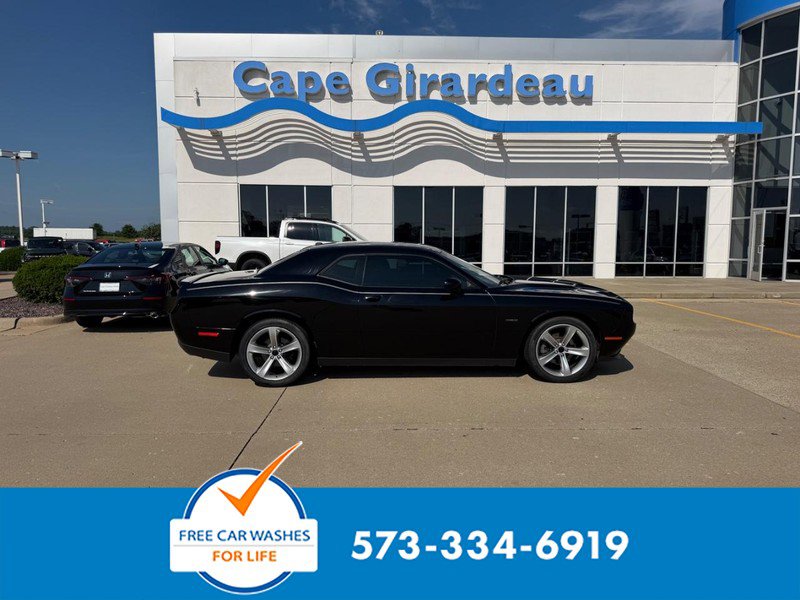 Used 2017 Dodge Challenger R/T RWD image 1