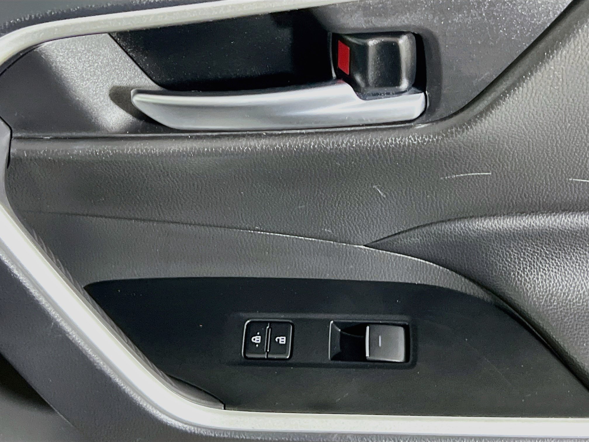 Used 2025 Toyota RAV4 XLE FWD image 32