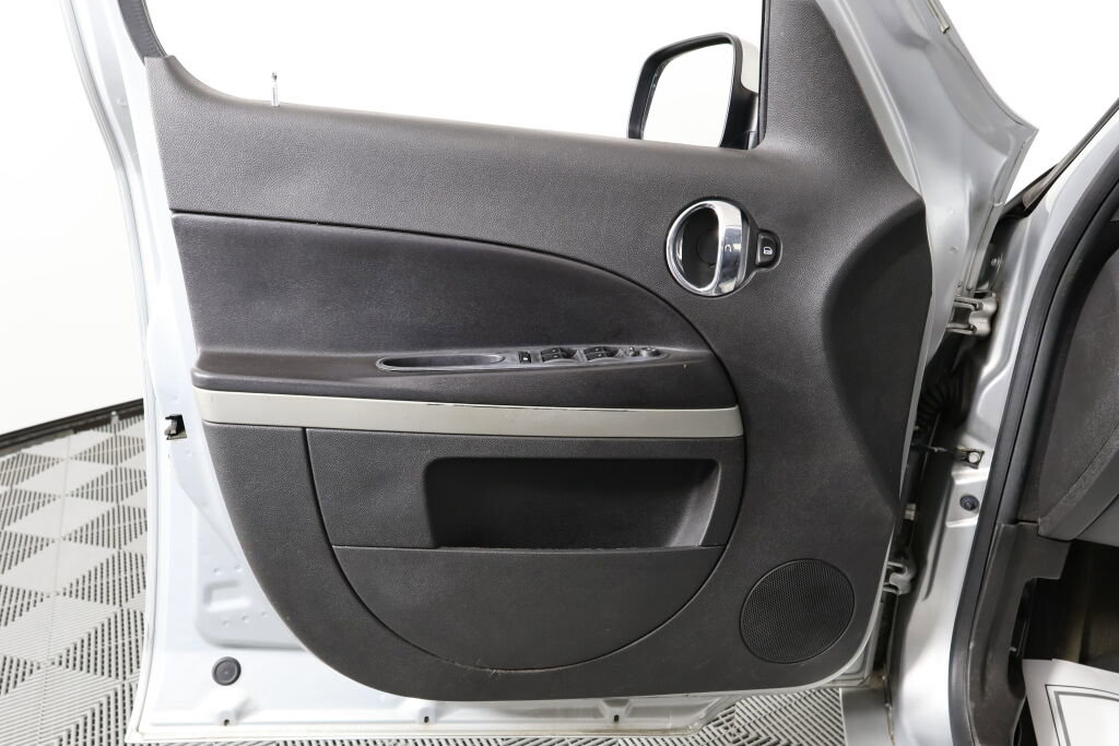 Used 2010 Chevrolet HHR LT image 12