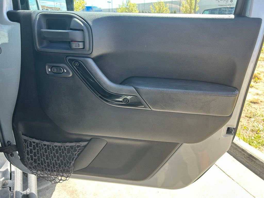 Used 2015 Jeep Wrangler Unlimited Sahara image 29