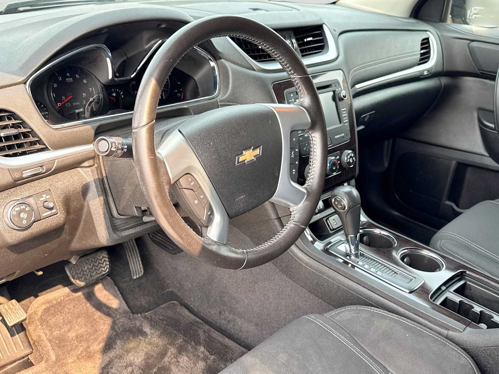Used 2017 Chevrolet Traverse LT FWD image 2
