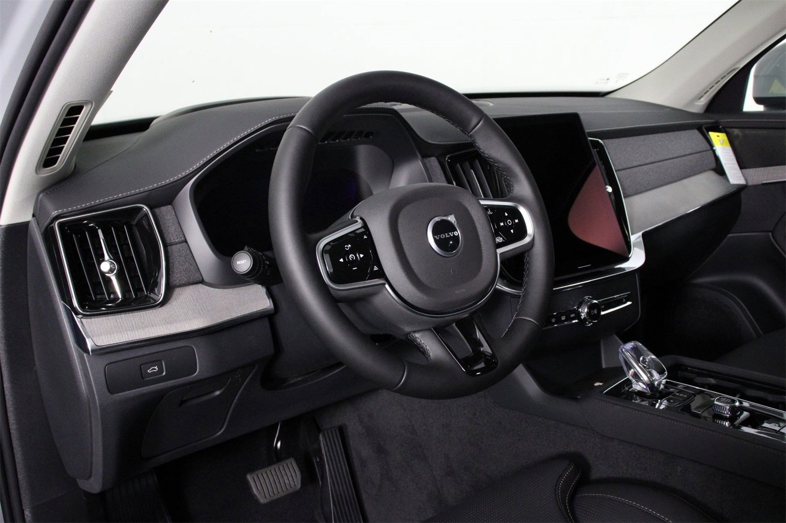 New 2025 Volvo XC90 B6 Ultra w/ Protection Package Premier image 8