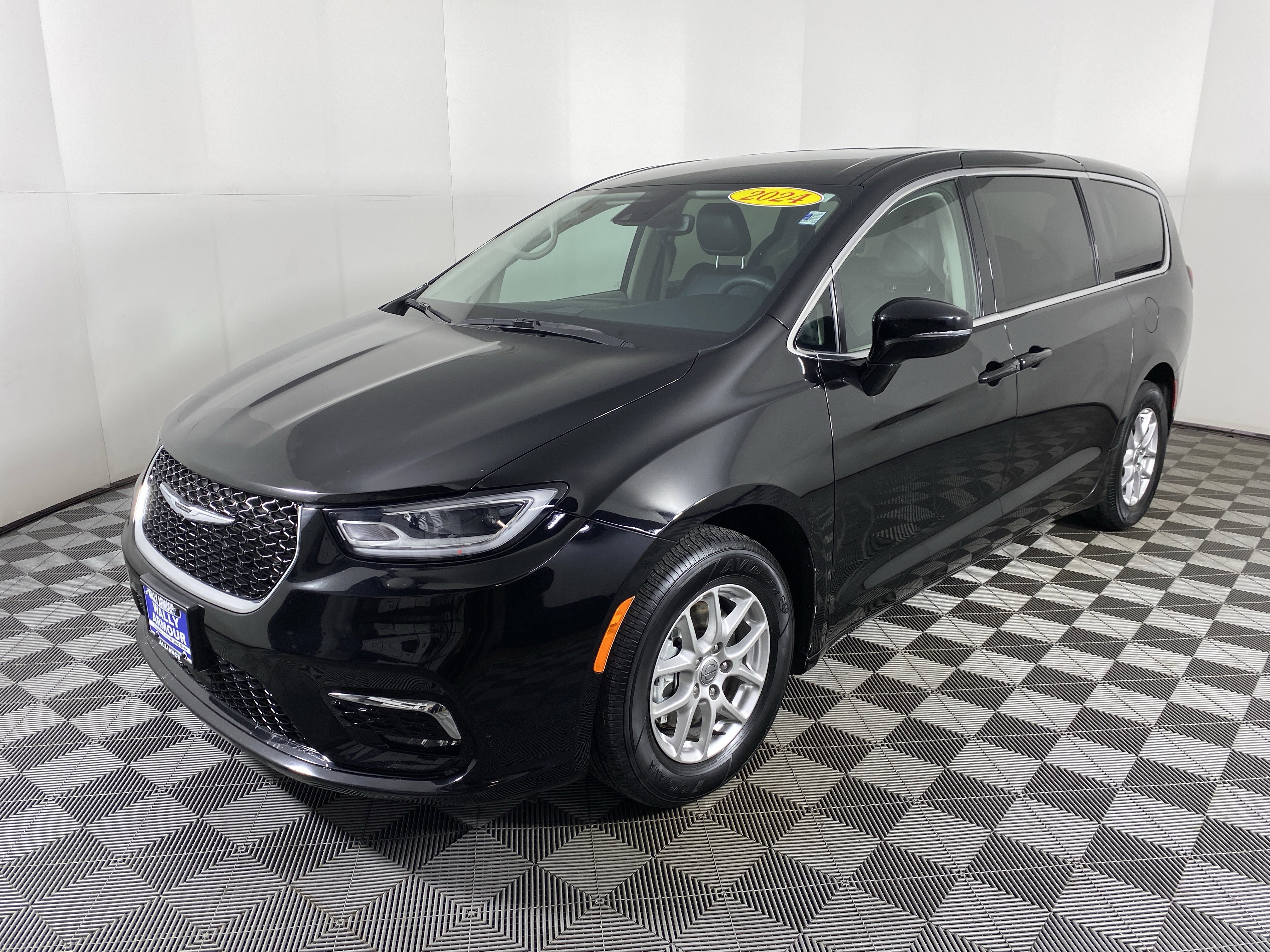 Used 2024 Chrysler Pacifica Touring-L image 10