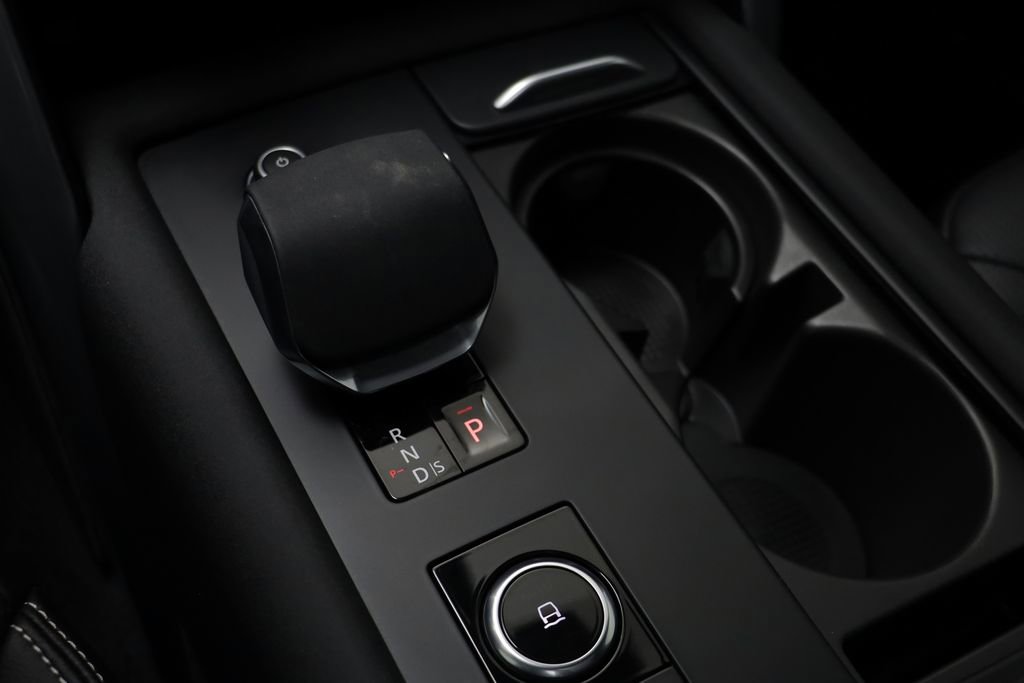 Used 2025 Land Rover Discovery S image 13