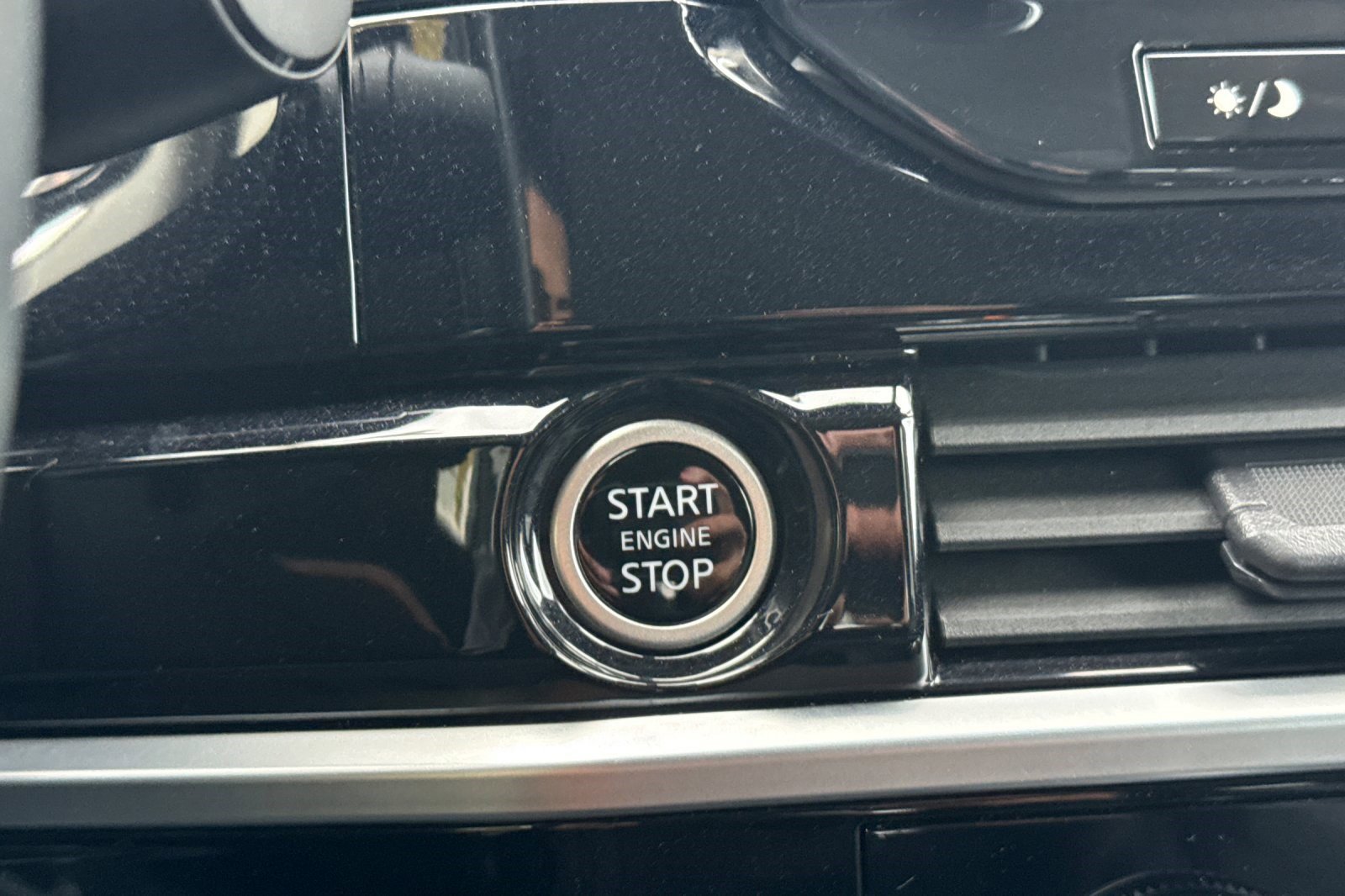 Used 2024 Nissan Pathfinder SL w/ SL Premium Package image 34