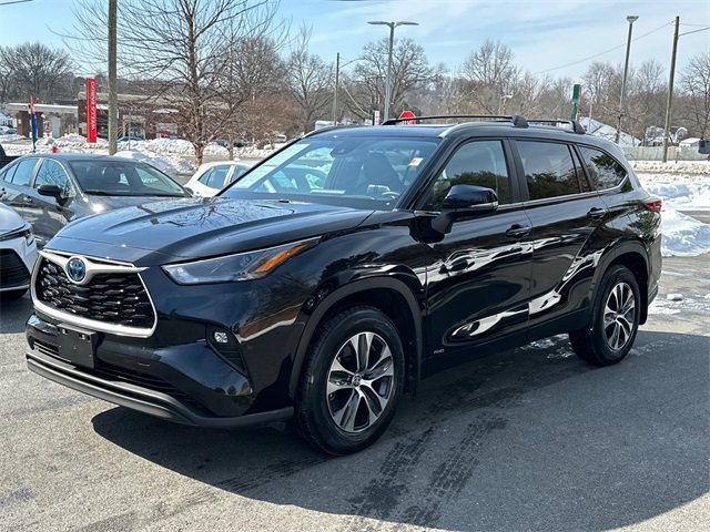 Used 2023 Toyota Highlander XLE image 2