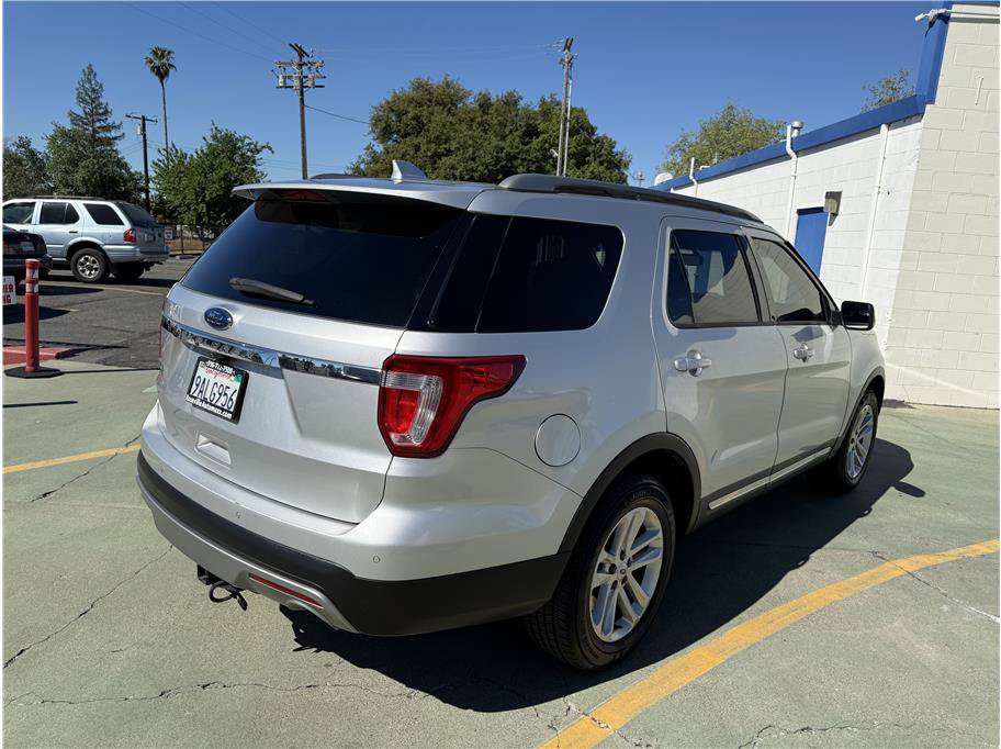 Used 2017 Ford Explorer XLT w/ Equipment Group 201A FWD image 6