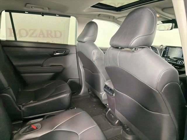 Used 2021 Toyota Highlander XLE AWD/4WD image 19