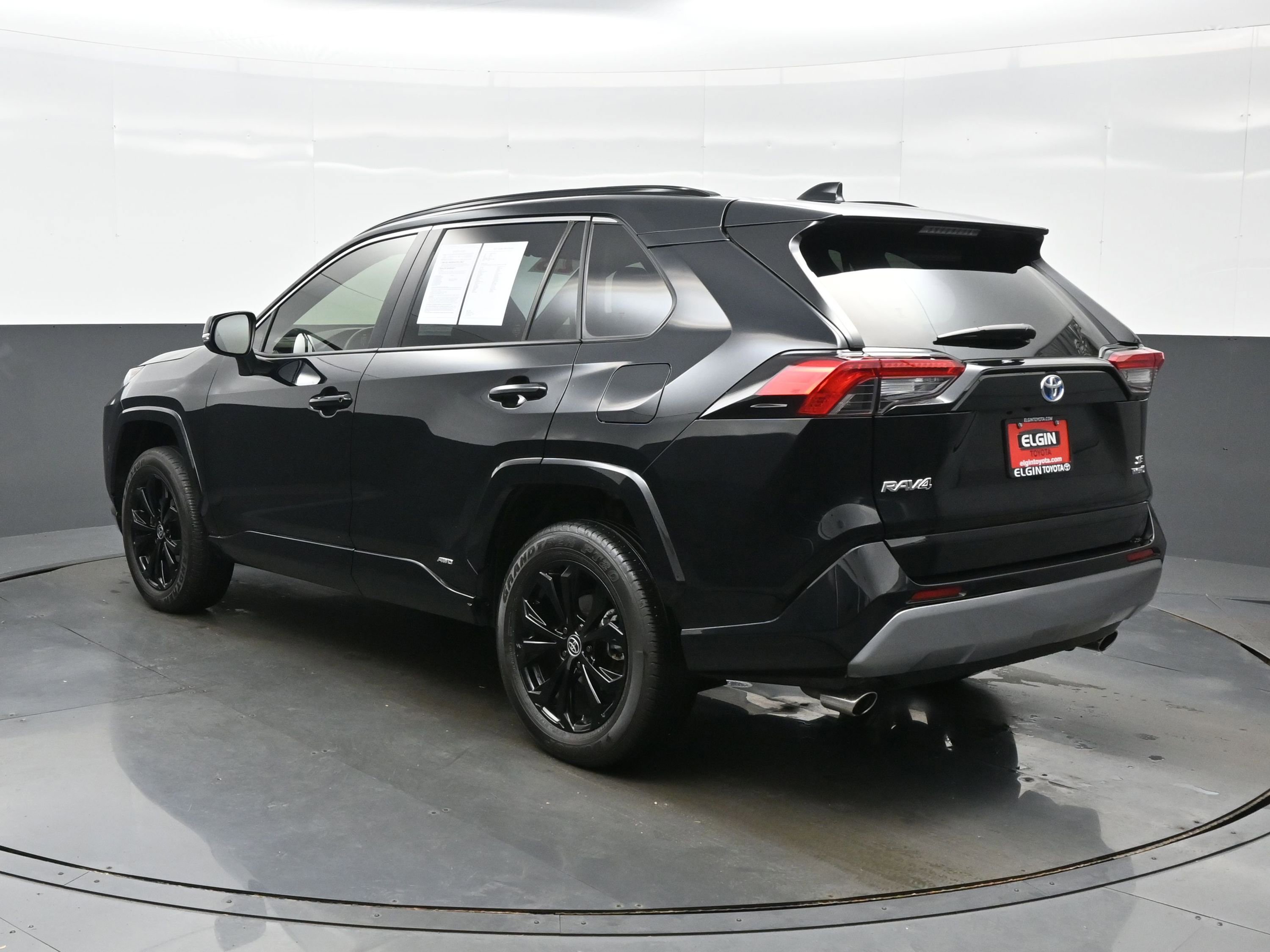 Used 2023 Toyota RAV4 SE w/ SE Grade Weather Package AWD/4WD image 4