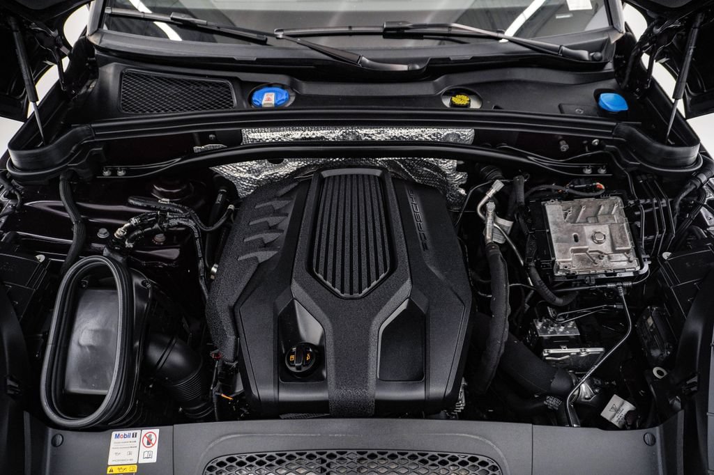 Used 2023 Porsche Macan Turbo AWD/4WD image 28