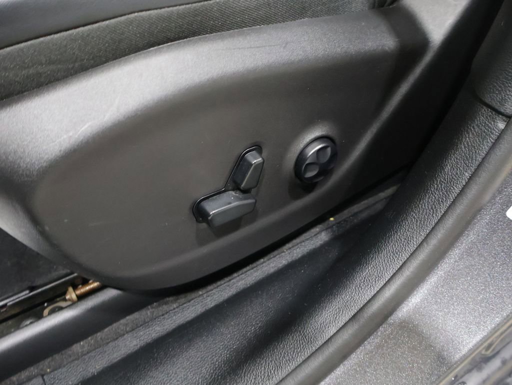 Used 2019 Jeep Cherokee Limited image 11