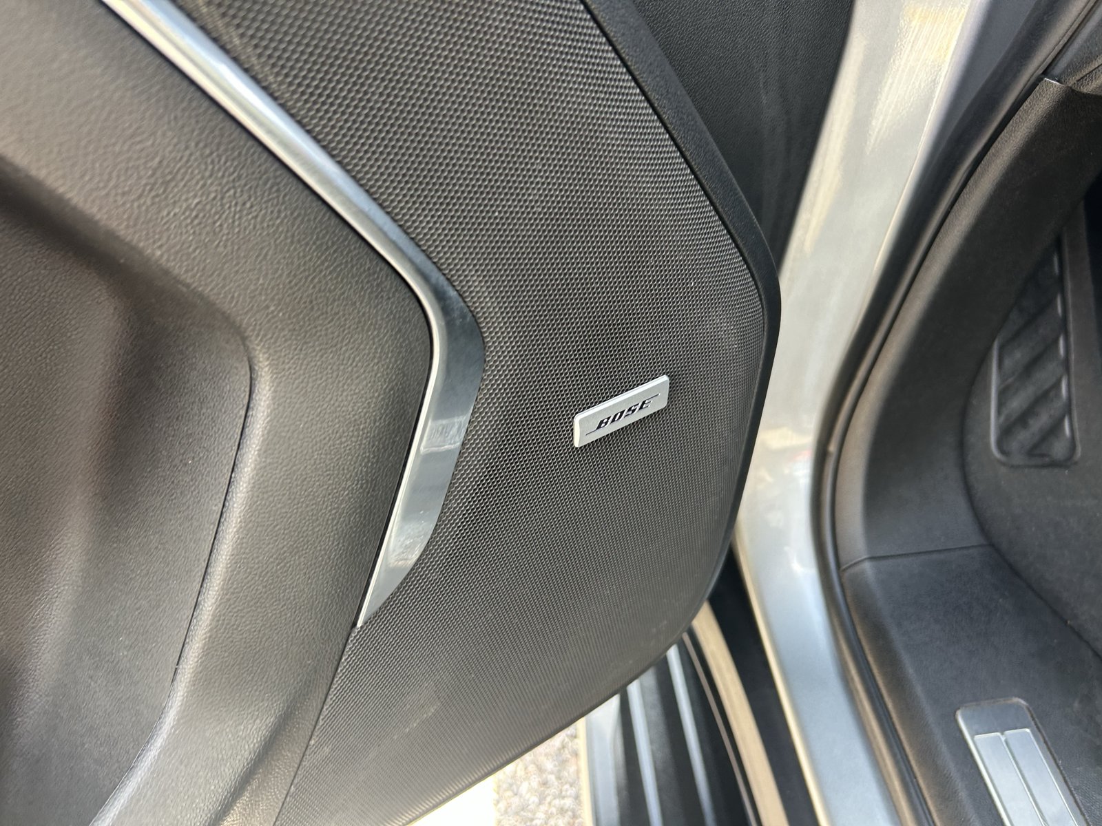 Used 2024 Chevrolet Suburban LT RWD image 18