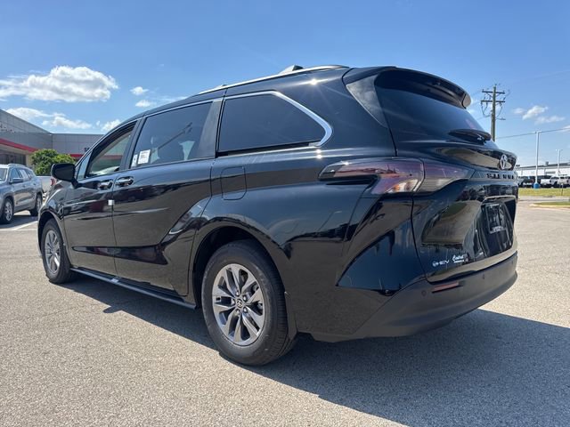 New 2026 Toyota Sienna XLE image 4
