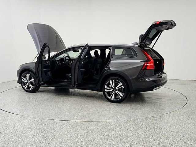 Used 2025 Volvo V60 B5 Cross Country Plus AWD/4WD image 12
