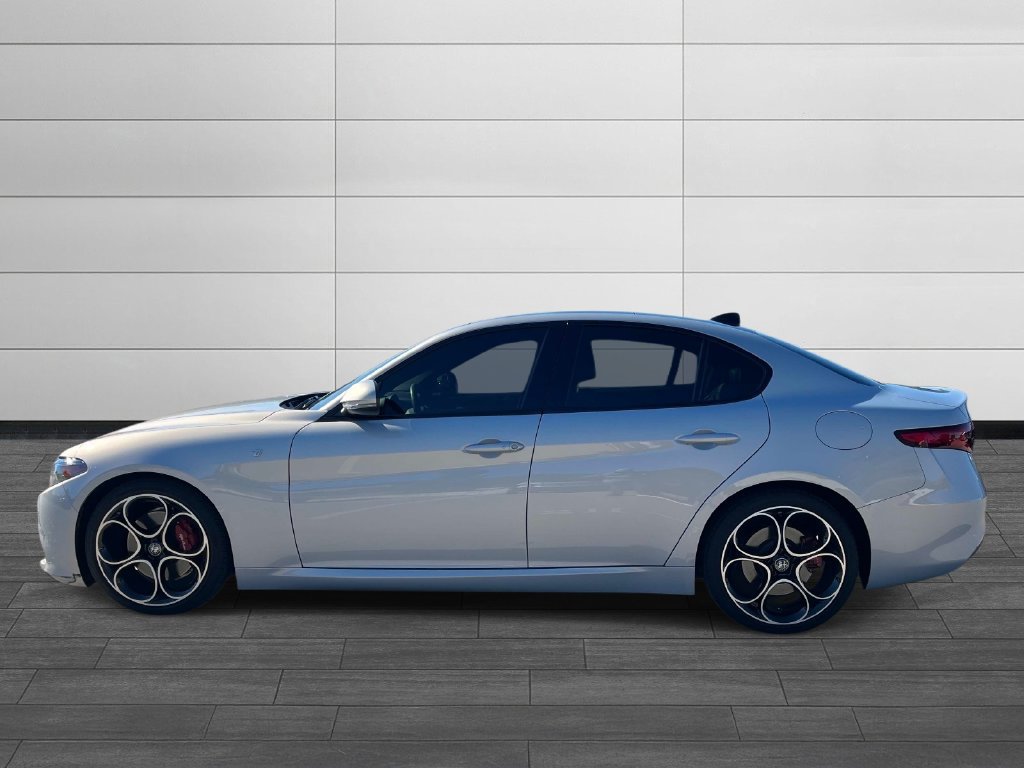 Used 2022 Alfa Romeo Giulia Ti RWD image 2