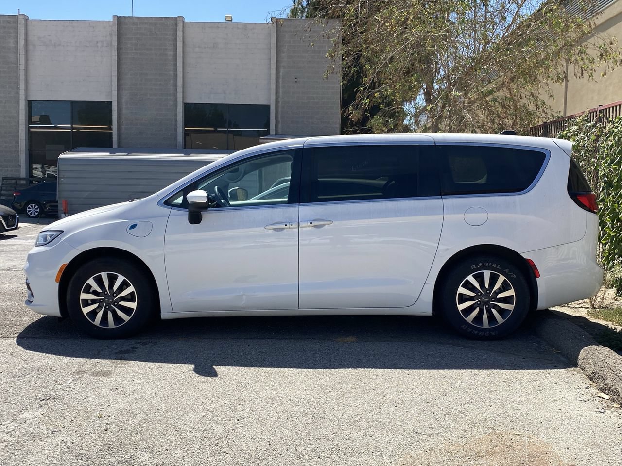 Used 2023 Chrysler Pacifica Touring-L FWD image 3